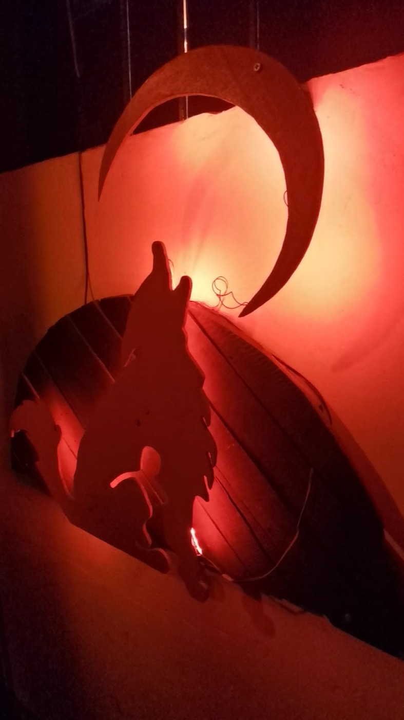 Letrero del coyote iluminado en rojo