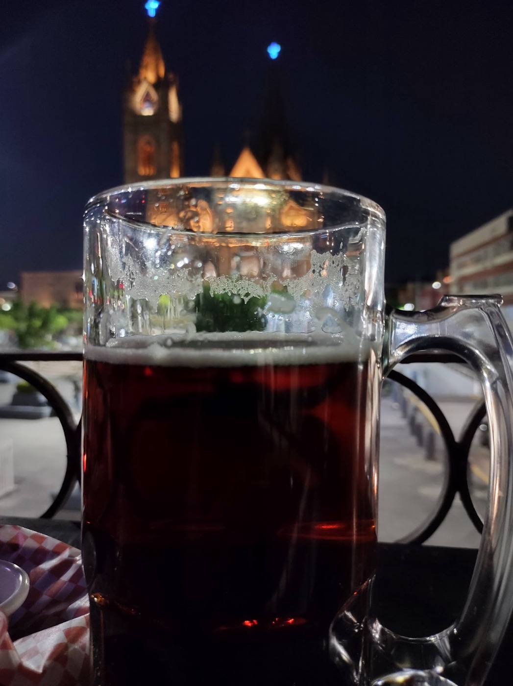 Tarro de cerveza con el Templo Expiatorio de noche