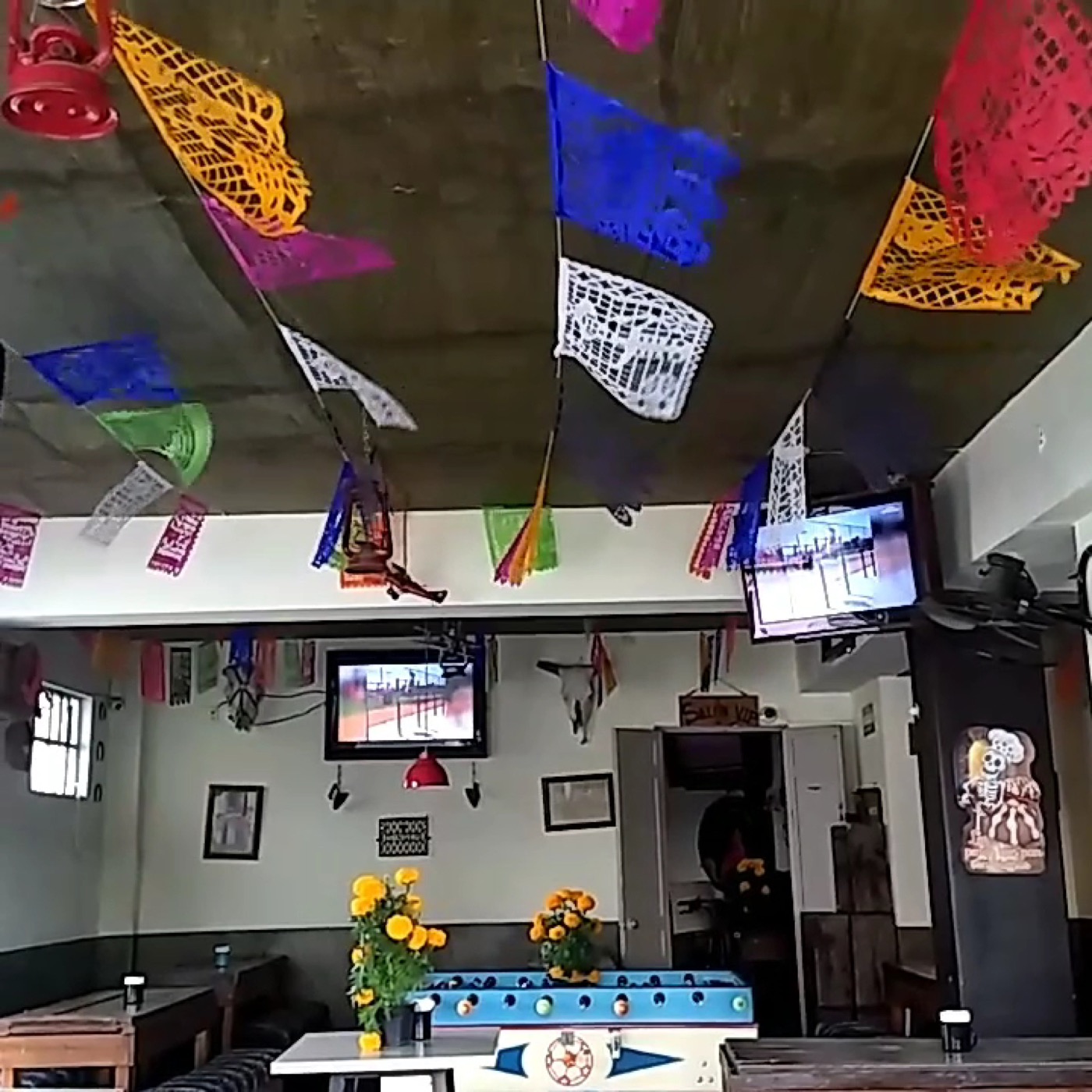 Interior con papel picado y futbolito